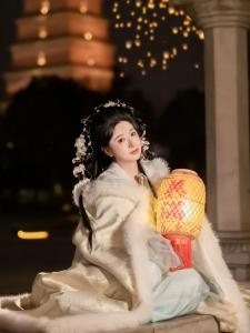 Thickened Winter Outer Cloak with Hood Female Hanfu Style Warm Shawl White Color Chinese National Style Fur Collar Edge