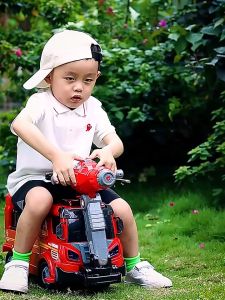 Xe Chòi Chân Cứu Hỏa Phun Nước 2in1 Xe Thăng Bằng Xe Scooter 4 Bánh Cho Bé Tập Đi Có Đèn Nhạc Cho Bé Thoả Sức Vui Chơi