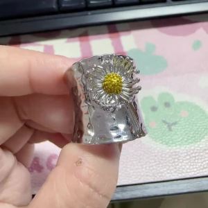 Huitan Modern Geometric Two Tone Ring for Women Flower Shaped Party Lady Charming Accessories Wedding Holiday Metal Jewelry
