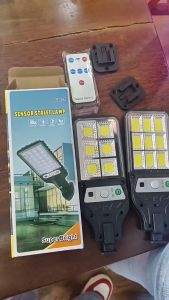 Solar LEDโซล่าเซลล์พลังงานแสงอาทิตย์ ปรับความสว่างได้ 3 ระดับ ไฟถนน  โคมไฟถนน  มาพร้อมรีโมทคอนโทล กันน้ำกันฝน ไม่ต้องเดินสายไฟ พร้อมจัดส่ง