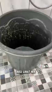 Penghilang Noda Kamar Mandi Klinbos Porselen 1 Liter Pembersih Kerak Keramik Toilet WC