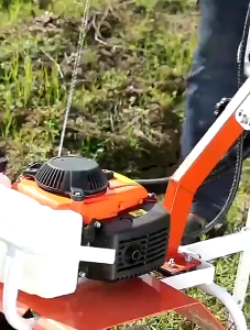 REAIM Mesin Traktor Sawah Bajak Mini Power Cultivator Alat Penggembur Tanah Mini Tiller untuk Pembukaan Parit Bensin Pertanian micro