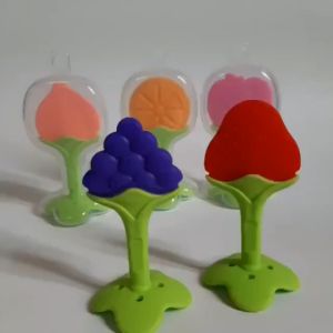 Gặm nướu hoa quả cho bé