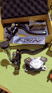 ปั้มเบรคบน FJN หมุดทอง น็อตทอง 17.5 mm ทรงโลโกขาว ใช้สายเบรคเดิมได้ FJN หมุดทอง +สตอบไฟเบรค+น็อตทอง+ปุกตรง