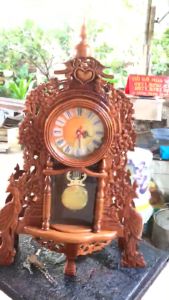 Đồng hồ để bàn gỗ mun đuôi công sang trọng