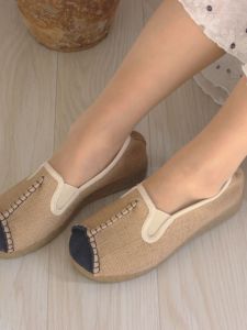 รองเท้าผ้าใบย้อมสีแบบสวมสำหรับผู้หญิง รองเท้าลำลอง ระบายอากาศได้ดี ผลิตจากเส้นใยไผ่ ด้านล่างทำจากยาง พื้นส้น รองเท้าหนังสัตว์