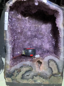 Termite-shaped Natural Amethyst Geode 💯 Thin shell small sharp crystals that sparkle ✅天然紫晶洞 薄皮幼小牙亮晶✅ 顶部结了很多紫晶花👍 黄娇花