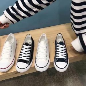 รองเท้าผ้าใบคลาสสิก พื้นยาง เป็นหนึ่งในระยะยาม สวมใส่สบาย ผู้ชาย ผู้หญิง กลุ่มของแฟชั่น