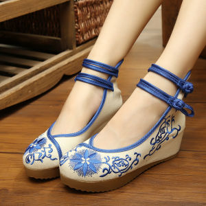 รองเท้าผ้าส้นสูงสไตล์ปักกิ่งแบบเก่าแมทช์ลุคง่ายรองเท้าปักลายสไตล์ชนเผ่ารองเท้าคัชชูใส่เต้นรำหัวกลมปากตื้นใส่กับชุดฮั่นฝูพื้นยาง TPR