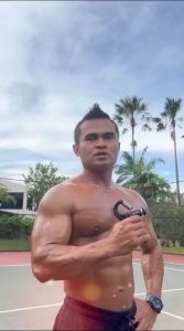 Handgrip Fitness Adjustable 5 - 60 Kg Hand Grip Alat Bantu Olahraga Otot Wrist Forearm Strength Exerciser Training Gym\\n\\n Apa itu Handgrip Fitness Adjustable?\\n\\nHandgrip Fitness Adjustable adalah alat bantu olahraga yang dirancang untuk melatih otot wrist dan forearm. Dengan berat yang dapat disesuaikan antara 5 hingga 60 kg, alat ini sangat cocok bagi mereka yang ingin meningkatkan kekuatan dan stabilitas tangan serta lengan.\\n\\n Keunggulan Handgrip Fitness Adjustable\\n\\nBeberapa keunggulan Handgrip Fitness Adjustable antara lain:\\n\\n* Berat yang dapat disesuaikan: Handgrip Fitness Adjustable memungkinkan penggunanya untuk menyesuaikan berat sesuai dengan kemampuan dan tujuan latihan.\\n* Desain ergonomis: Alat ini dirancang dengan ergonomis untuk memberikan kenyamanan maksimal saat digunakan.\\n* Mudah dibawa: Handgrip Fitness Adjustable ringan dan mudah dibawa, sehingga Anda dapat melakukannya di mana saja, kapan saja.\\n\\n Cara Kerja Handgrip Fitness Adjustable\\n\\nHandgrip Fitness Adjustable bekerja dengan cara memperkuat otot wrist dan forearm melalui gerakan menggenggam dan merelaksasi. Saat Anda menggenggam alat ini, otot wrist dan forearm akan bekerja keras untuk menahan beban, sementara saat Anda melepaskan genggaman, otot tersebut akan merelaksasi dan siap untuk melakukan gerakan berikutnya.\\n\\n Manfaat Handgrip Fitness Adjustable\\n\\n Meningkatkan Kekuatan Otot Wrist\\n\\nHandgrip Fitness Adjustable dapat membantu meningkatkan kekuatan otot wrist, yang penting untuk aktivitas sehari-hari seperti mengangkat barang berat, mengetik, dan memegang ponsel.\\n\\n Meningkatkan Fungsi Otot Forearm\\n\\nAlat ini juga dapat membantu meningkatkan fungsi otot forearm, yang penting untuk aktivitas seperti mengangkat barang berat, menulis, dan memainkan instrumen musik.\\n\\n Meningkatkan Stabilitas dan Kontrol\\n\\nHandgrip Fitness Adjustable dapat membantu meningkatkan stabilitas dan kontrol tangan dan lengan, yang penting untuk aktivitas seperti olahraga, pekerjaan manual, dan seni.\\n\\n Cara Menggunakan Handgrip Fitness Adjustable\\n\\n Tips Penggunaan Handgrip Fitness Adjustable\\n\\nBerikut adalah beberapa tips penggunaan Handgrip Fitness Adjustable:\\n\\n* Mulailah dengan berat yang ringan dan perlahan-lahan naikkan beban sesuai kemampuan Anda.\\n* Lakukan latihan secara teratur dan konsisten untuk mendapatkan hasil yang optimal.\\n* Pastikan Anda menggunakan alat ini dengan benar dan aman.\\n\\n Latihan dengan Handgrip Fitness Adjustable\\n\\nBerikut adalah beberapa latihan yang dapat Anda lakukan dengan Handgrip Fitness Adjustable:\\n\\n* Gerakan menggenggam: Ambil alat ini dan genggam dengan erat, lalu lepaskan dan ulangi.\\n* Gerakan menggoyang: Pegang alat ini dengan satu tangan dan goyangkan ke samping, lalu ulangi dengan tangan lainnya.\\n* Gerakan merentangkan: Pegang alat ini dengan kedua tangan dan tarik ke arah yang berlawanan, lalu lepaskan dan ulangi.\\n\\n Kesimpulan\\n\\nHandgrip Fitness Adjustable adalah alat bantu olahraga yang sangat efektif untuk melatih otot wrist dan forearm. Dengan berat yang dapat disesuaikan antara 5 hingga 60 kg, alat ini sangat cocok bagi mereka yang ingin meningkatkan kekuatan dan stabilitas tangan serta lengan. Selain itu, Handgrip Fitness Adjustable juga dapat membantu meningkatkan fungsi otot forearm dan meningkatkan stabilitas dan kontrol tangan dan lengan. Oleh karena itu, Handgrip Fitness Adjustable adalah pilihan yang tepat bagi Anda yang ingin meningkatkan kesehatan dan kebugaran fisik.\n}