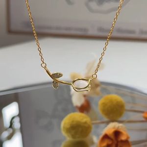 Kalung Titanium Wanita Korea Rantai Silver Liontin Bunga Aksesoris Perhiasan Perempuan Elegant KLG60