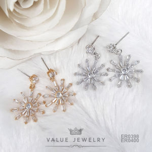 ต่างหูแป้น ประดับติ้งคริสตัลเพชรบาเก็ต Baguette Shape ลายดอกไม้ Flower ดาวกระจาย มี2สี ตุ้มหู เครื่องประดับ ER0399 ER0400 ValueJewelry