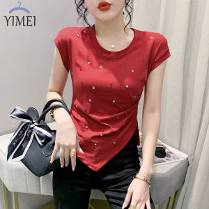YIMEI เสื้อยืดผู้หญิงสวยๆ 2023 รูปแบบ ฤดูร้อนคอกลม เสื้อแขนสั้นติดเพชรสุดฮิต สำหรับผู้หญิงจีบแบบผ่าข้าง