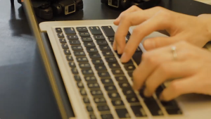 2023 กล้อง HD ใหม่รีโมทพรีเมี่ยมเริ่มต้นด้วยโดรนเด็กนักเรียนของเล่นขนาดเล็ก ที่มีการป้องกันการตก