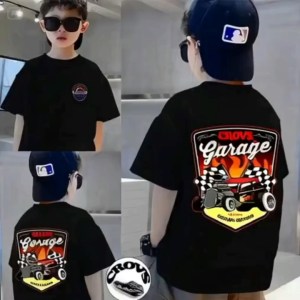 MOTORWAY Crovs Garage T-shirt with car graphic and checkered flags. Fits for casual wear. Scene: indoor setting.100% cotton short-sleeved shirts for adults and children boys and girls outdoor fashion KIDS K558