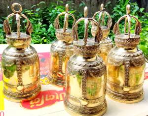 ระฆังทองเหลือง ขนาด 2.5 กำ ปากกว้าง 7.5-8นิ้ว  เเถมฟรีไม้ตีระฆัง สลักชื่อฟรีจ้า