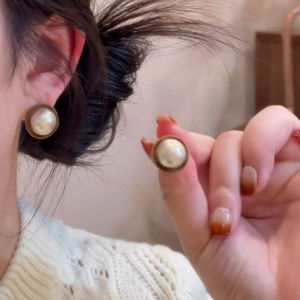 French Vintage Velvet Pearl Earrings Women Luxury Black S925 Silver Needle Ear Jewelry Fashionable Fresh out Handmade Alloy