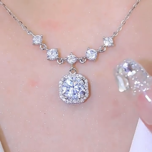 Ganten🍎Kalung Zirkon Berlian Persegi Wanita Sederhana Liontin Mewah Ringan Rantai Tulang Selangka Hadiah untuk Pacar
