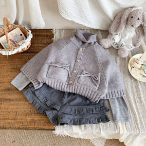 เสื้อคลุมเด็กผู้หญิงฤดูใบไม้ร่วง 2025 ใหม่ เสื้อคาร์ดิแกนคอวีมีโบว์ผีเสื้อหวานสำหรับเด็กผู้หญิง เสื้อคลุมเด็กผู้หญิง