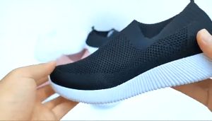 Women‘s Slip On Shoes Flying Knit Sneakers Lightweight Running Shoes Soft Outdoor Walking Shoes Black Rubber Shoes