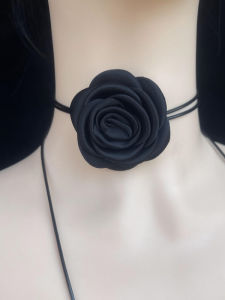Black Rose Flower Necklace Womens Neck Accessory Luxury Minimalist Floral Necklace Summer Clavicle Chain Cross Chain Style