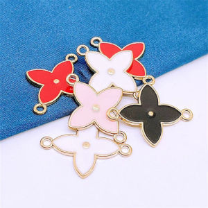 เครื่องประดับ DIY สไตล์ใหม่พร้อมตัวต่อพู่รูปหัวเข็มขัดรูปต้นคริสต์มาสสีเขียวสดใส