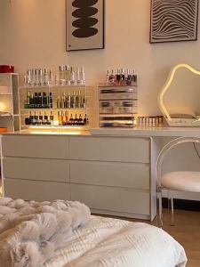 Meja Rias Minimalis & Modern: Pilihan Terbaik untuk Kosmetik