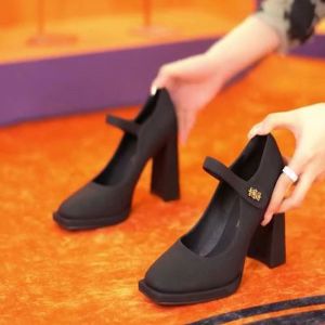 รองเท้าส้นสูงแบบสวมหัวเหลี่ยมสไตล์เกาหลีสำหรับผู้หญิงในฤดูใบไม้ร่วงปี 2024 รองเท้า Mary Janes ส้นหนาแบบกันน้ำ หัวเข็มขัด รองเท้าสวมแบบอเนกประสงค์