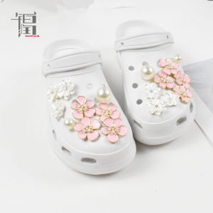 Jibbilz Crocs รองเท้ามีเสน่ห์แบบ Diy หัวเข็มขัดรองเท้าลายดอกไม้ Sepatu Kebun สีชมพูตกแต่งแบบหัวเข็มขัดถอดออกได้สำหรับ Crocs