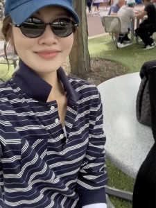 เสื้อสเวตเตอร์คอโปโลลายทางย้อนยุคทรงหลวมแขนยาวสีน้ำเงินเข้ม ทรงหลวม แขนยาว ปกโปโล ลายทาง ฤดูใบไม้ร่วง 2024