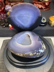 jubaopen white shining agate bowl #johorbahru #crystal #sslive闪亮✨满天星💯天然玛瑙聚宝盆 外皮抛光打磨 蓝纹玛瑙聚宝盆带有紫玛瑙👍 白水晶体非常闪亮✨ 一颗颗黑矿黑碧玺共生✅ 🆓附送特制实木底座  整体高total height: 28cm  底座宽total width: 29cm x 29cm  总重total weight: 7.15kg 玛瑙宽agate height: 22cm  洞深hole: 2cm  洞口宽agate h