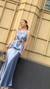 🔖Mirrorsister 51126.5 เซ็ตเสื้อแขนกุด ชายเสื้อหน้าสั้นหลังยาว+กระโปรงยาวซาตินทรงเอ ทรงบานเล็กๆ เนื้อผ้าเงา