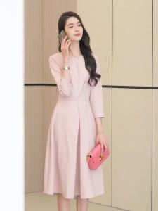 Đầm hồng nhạt tay lửng cổ tròn điểm eo dáng xoè đơn giản