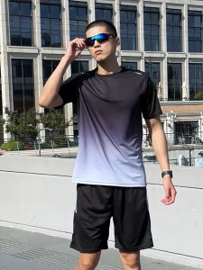 [3 สี] ชุดสูทผ้าไหมน้ำแข็งแห้งเร็วสำหรับผู้ชายไซส์ใหญ่ แฟชั่นเรียบง่าย เย็นสบายในช่วงฤดูร้อน เสื้อยืดคอกลมแขนสั้นบาง และกางเกงขาสั้น สำหรับผู้ชาย M-5XL