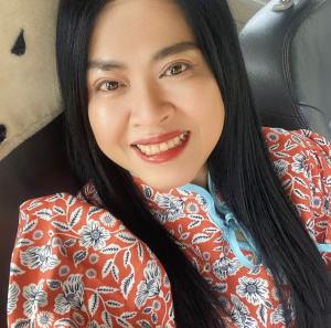 modelo P010-166 PIMNADACLOSET - Short Puff Sleeve Slit Front Floral Print Mini Dress