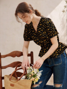 INMAN | Áo Blouse Ngắn Ôm Body Cổ V Nơ Đai