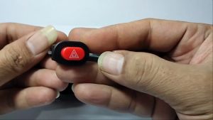 Tombol Hazard 3 Kabel / Saklar ON OFF Universal 3 Kabel / Tombol On Off Sein Hazard - Input Tegangan 5-24Volt - Bahan Plastik - Panjang Kabel 10cm - Harga Satuan - Warna Kabel Berubah