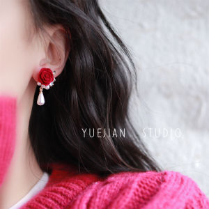 ต่างหูรูปดอกกุหลาบผ้ากำมะหยี่สีแดง ต่างหูแบบคลิป แฟชั่นฤดูใบไม้ร่วง/ฤดูหนาว เครื่องประดับสำหรับผู้หญิง ดอกกุหลาบ ต่างหูรูปดอกกุหลาบ