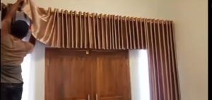 Gorden Ruang Tamu Model Terbaru Sangat Tebal Mempunyai Motif Bolak Balik Merah Hitam