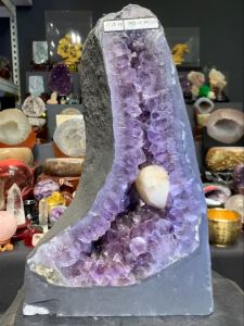 fengshui fire element cheap amethyst geode 月儿弯弯火形🔥💯天然紫晶洞 抱着一颗幸运之石方解石👍 钛晶共生✅   (如定制实木底座另加RM60)  高height: 42cm  宽width: 27cm x 14.5cm   洞hole: 4cm  重weight: 17.25kg  📍Johor Bahru 区可自行取货或邮寄服务