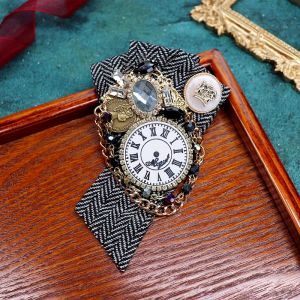 Retro British Style Fabric Badge Brooch Tassel Lapel Flower Coat Accessory Women Baroque Court Fresh out Fashion Jewelry