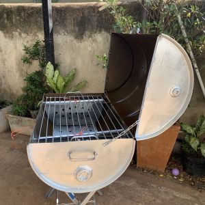 เตาอบถ่านใหญ่มากจัมโบ้ 100 ลิตร ส่งได้พิเศษ แดงสวย คละสี กว้าง 46 ยาว 80 สูง 90 ซม. อบย่างถ่านปล่องควัน ปิ้งและย่างในเดียวกันมีช่องปล่องถ่าน งานมตราฐานอัพเกรด อบย่างปิ้ง ได้ตามรูปค่ะ