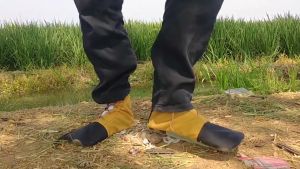 Sepatu Lumpur Untuk Petani Milenial