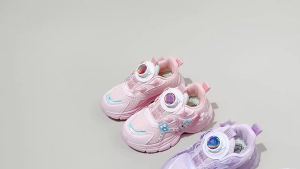 รองเท้าเด็กผู้หญิงเด็กปุ่มหมุนรองเท้าผ้าใบลำลอง 2024 รองเท้าคุณพ่อฤดูใบไม้ผลิและฤดูใบไม้ร่วงใหม่รองเท้าตาข่ายอเนกประสงค์หลากสี