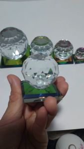 คริสตัล ช่วยเพิ่มพลังดีสลายพลังไม่ดีเสริมฮวงจุ้ยบนโต๊ะทำงานหรือมุมที่ต้องการได้ ลูกแก้วคริสตัลตั้งโต๊ะ แบบมีฐาน ขนาด 34568 cm เสริมสิริมงคล แก้ฮวงจุ้ย