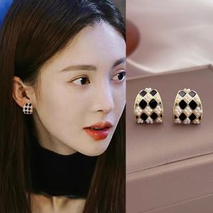 Pure Silver Needle Pearl Earrings Womens Fashion Chessboard Pattern No Piercing Required Elegant Sensation Ear Jewelry