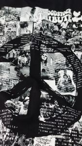 เสื้อยืด คอกลม แขนสั้น Llittle rock ลาย woodstock เทศกาลดนตรี เทศกาลวูดสต็อก ผ้าดำฟอกลาย และ ผ้าดำล้วน เนื้อผ้านุ่ม ใส่สบาย สไตล์วินเทจ ใส่ได้ทั้ง ผู้หญิง ผู้ชาย มีหลายขนาด ถึงขนาดใหญ่มาก สินค้าพร้อมจัดส่ง ผลิตในไทย