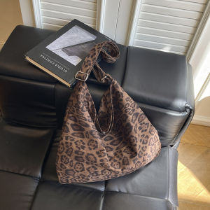 Large Capacity Leopard Print Womens Shoulder Bag 2025 New Fashion Versatile Tote Bag Lazy Style Student Retro Commuting Bag