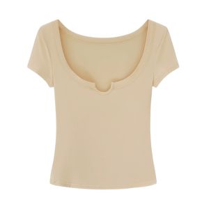 YUEZHONGWEI | เสื้อยืดคอวีสั้นสีดำสไตล์อเมริกันสำหรับผู้หญิงในช่วงฤดูร้อนปี 2025 เสื้อแขนสั้นทรงสลิมฟิตที่เข้ารูปและเปิดหน้าท้อง