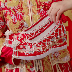 รองเท้าแต่งงานสีแดงแบบจีน ทรงหัวแหลม ดีไซน์ปักลาย ทรงสูง รองเท้าแต่งงานสำหรับผู้หญิง รองเท้าแต่งงานแบบสวม ส้นสูงปานกลาง